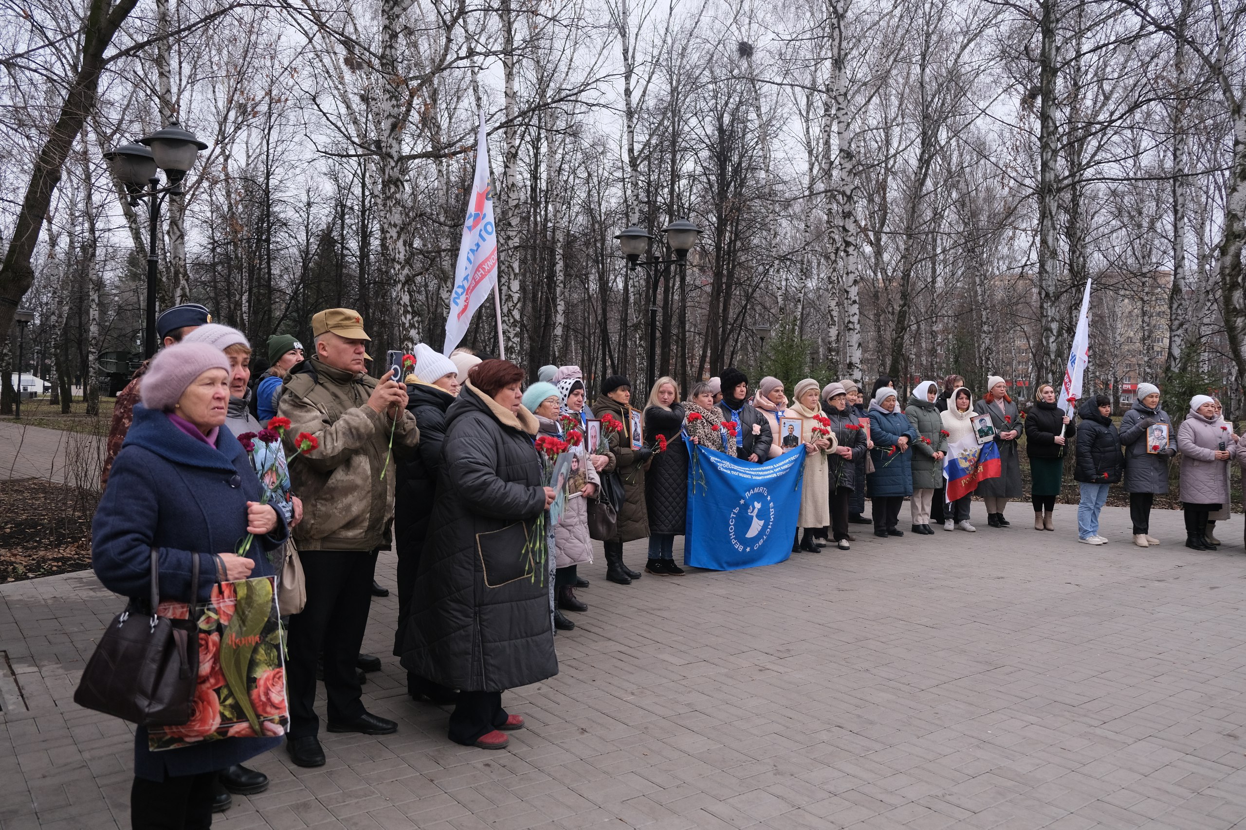 Сегодня Стерлитамак вместе с руководителем республиканского филиала Государственного фонда поддержки участников СВО «Защитники Отечества» Гульнур Кульсариной и мамой Героя России Максима Владимировича Серафимова, Алиной... Сегодня Стерлитамак вместе с руководителем республиканского филиала Государственного фонда поддержки участников СВО «Защитники Отечества» Гульнур Кульсариной и мамой Героя России Максима Владимировича Серафимова, Алиной...