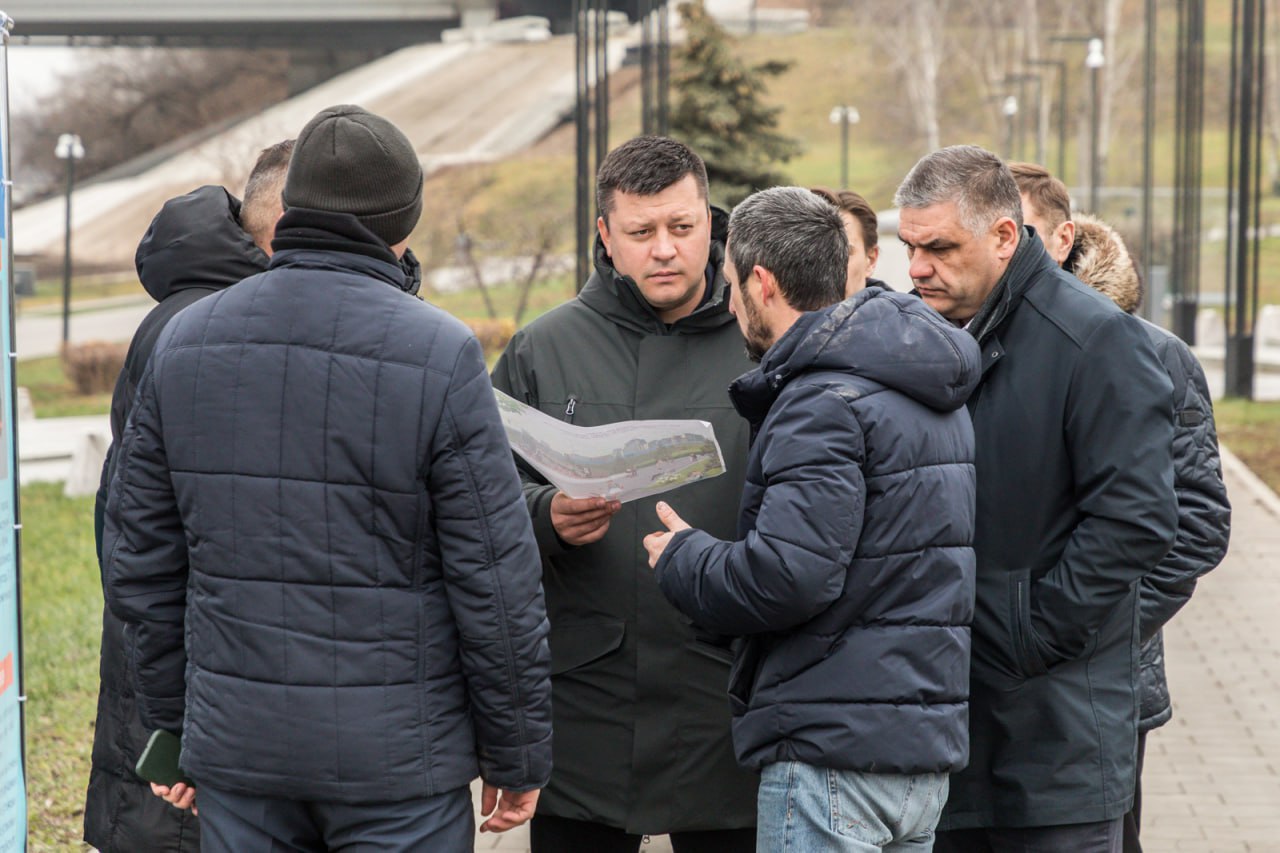 На набережной р.Белой стартовала установка арт-объекта «Паровоз», который дополнит музей под открытым небом у стелы «Уфа – город трудовой доблести» На набережной р.Белой стартовала установка арт-объекта «Паровоз», который дополнит музей под открытым небом у стелы «Уфа – город трудовой доблести»