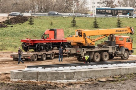 На набережной р.Белой стартовала установка арт-объекта «Паровоз», который дополнит музей под открытым небом у стелы «Уфа – город трудовой доблести»