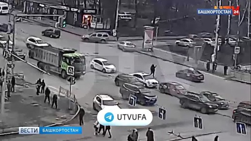 В Уфе по оживленной проезжей части разгуливал неадекватный пешеход