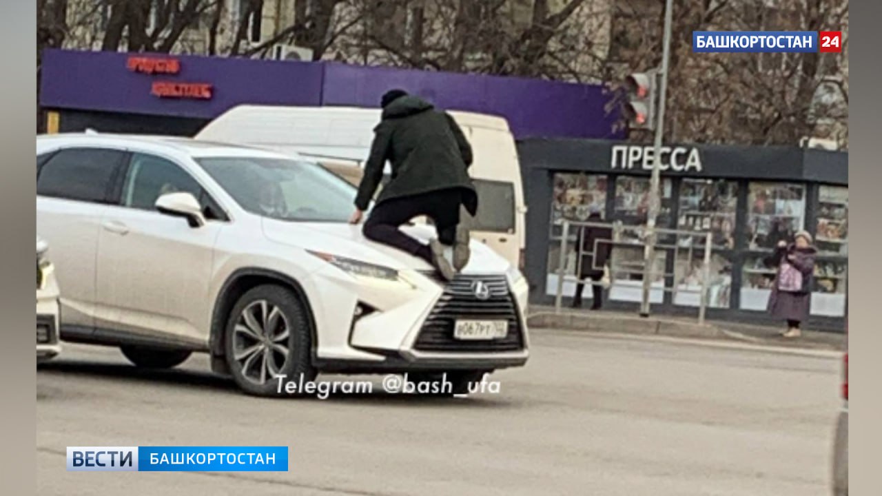 В центре Уфы на проспекте Октября неизвестный в маске бросался на автомобили