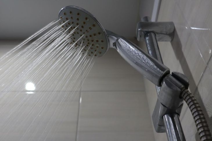 Душ снова как новый: лайфхак с кухни вернёт напор воды за 30 минут