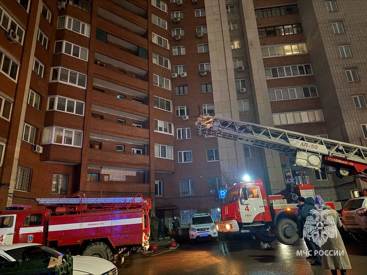 Восемь человек спасли пожарные в Уфе Восемь человек спасли пожарные в Уфе