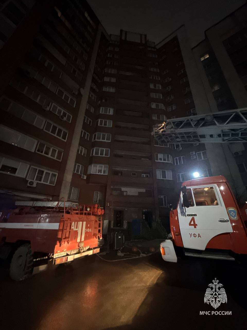 Восемь человек спасли пожарные в Уфе Восемь человек спасли пожарные в Уфе