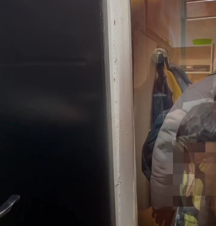 Мальчик из Уфы играл с кошкой на подоконнике пятого этажа — очевидцы вызвали спасателей