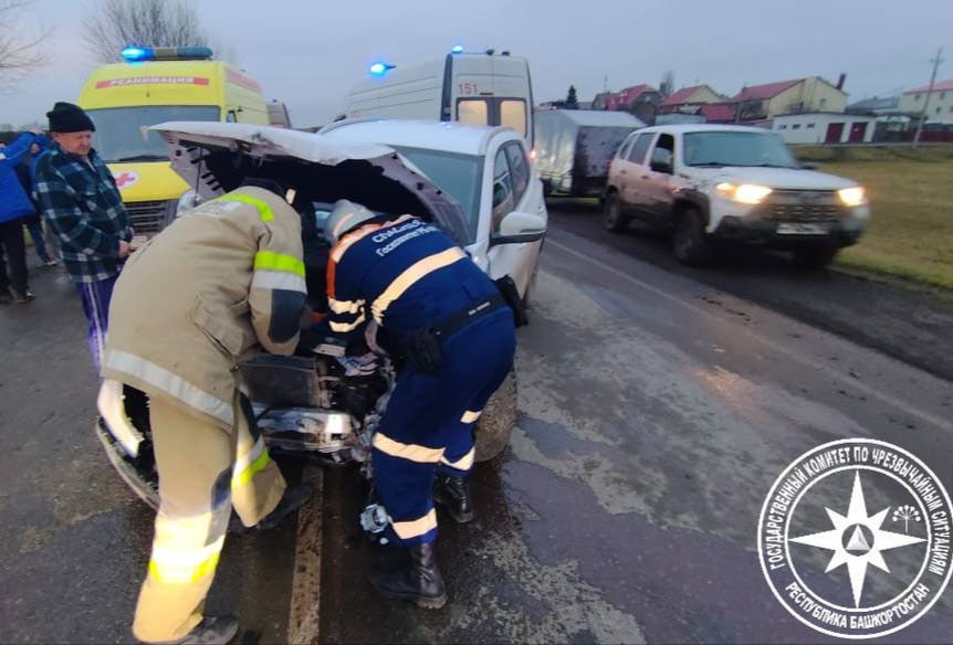 Сегодня в Уфимском районе лоб в лоб столкнулись 2 легковушки Сегодня в Уфимском районе лоб в лоб столкнулись 2 легковушки