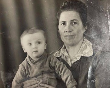 Андрей Назаров поздравил всех с Днем матери и напомнил, что самые первые достижения каждого человека возможны лишь благодаря мамам