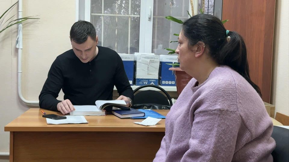 В Уфе воспитательница детского сада встала на колени перед родителями трехлетних малышей, над которыми тайно измывалась