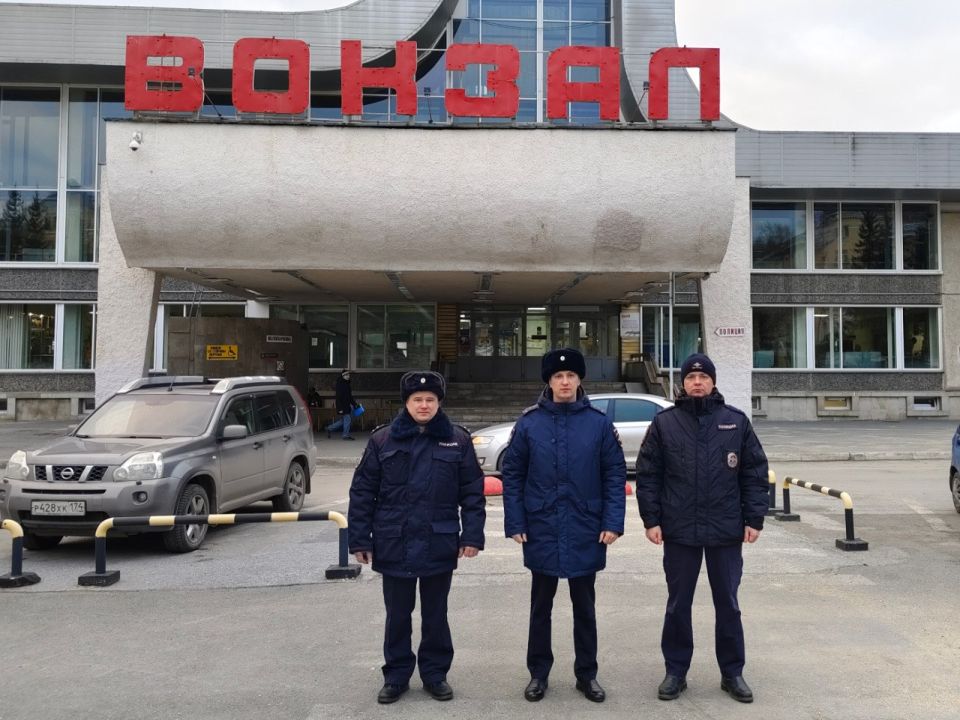 Транспортные полицейские Златоуста помогли пассажиру, которому стало плохо на железнодорожном вокзале станции Усть-Катав
