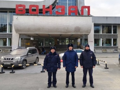 Транспортные полицейские Златоуста помогли пассажиру, которому стало плохо на железнодорожном вокзале станции Усть-Катав