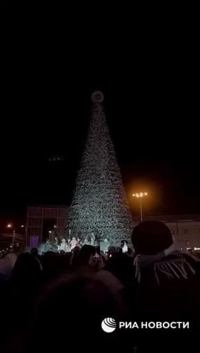 В первый день зимы в России зажгли первую новогоднюю ёлку