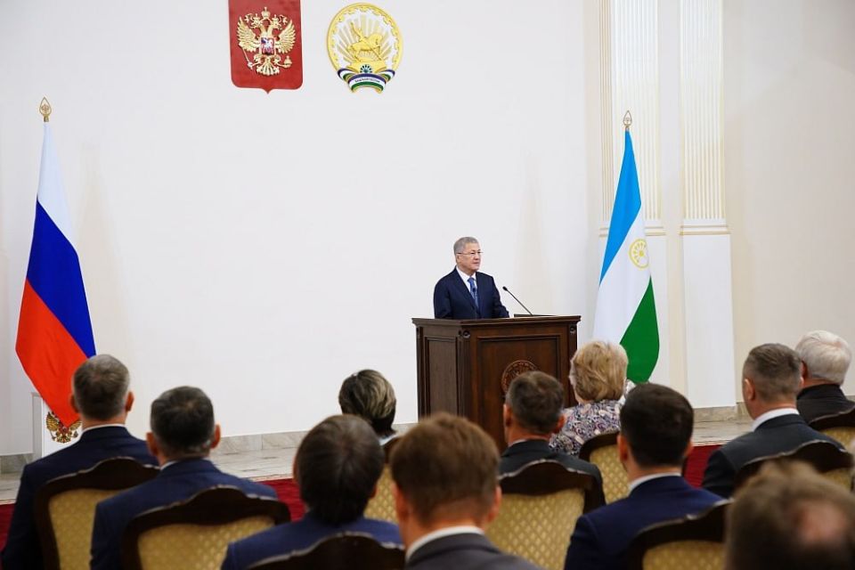 Глава Башкортостана Радий Хабиров вручил государственные награды работникам промышленности