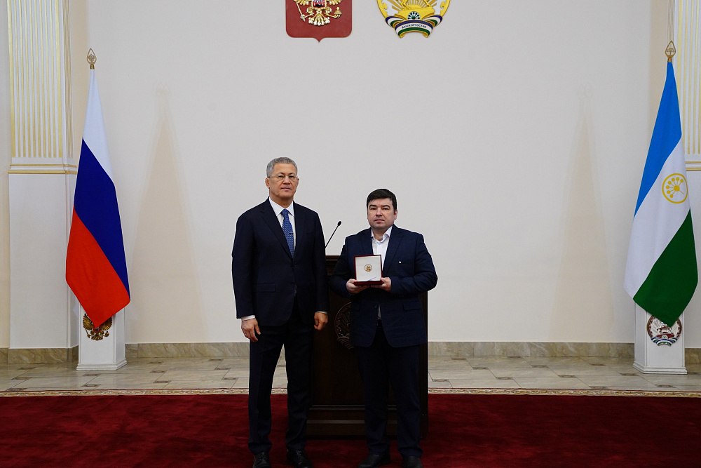 Глава Башкортостана Радий Хабиров вручил государственные награды работникам промышленности Глава Башкортостана Радий Хабиров вручил государственные награды работникам промышленности