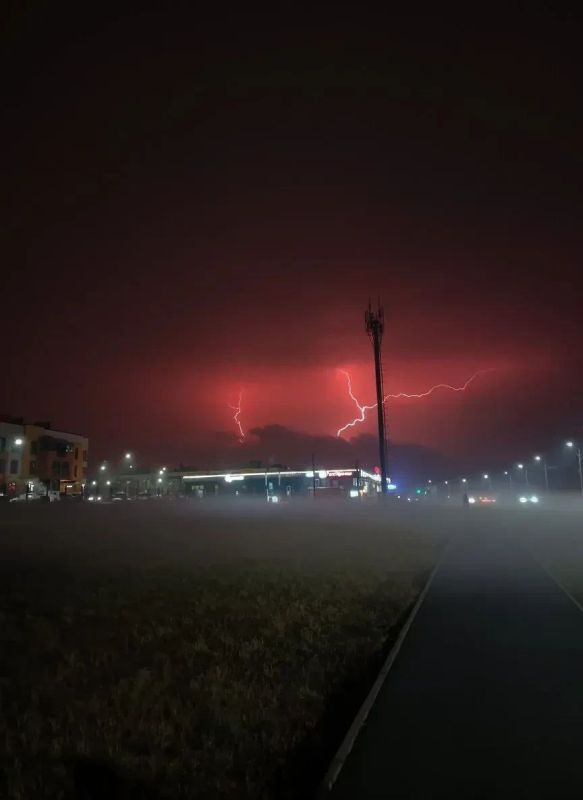 Начало зимы в этом году решило поразить нас не только аномальным теплом, но и молнией!