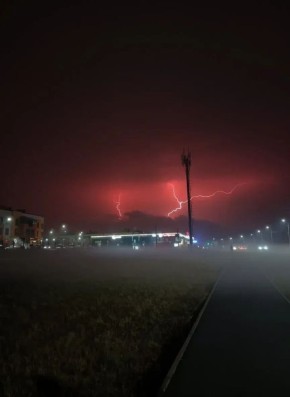 Начало зимы в этом году решило поразить нас не только аномальным теплом, но и молнией!