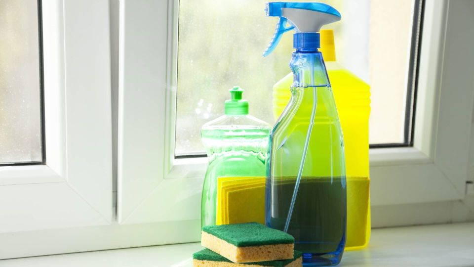 Вековая желтизна за 10 минут исчезнет с подоконника: вот чем надо намазать