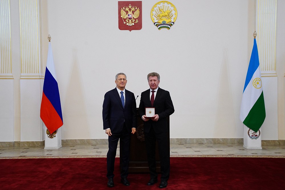 Глава Башкортостана Радий Хабиров вручил государственные награды работникам промышленности Глава Башкортостана Радий Хабиров вручил государственные награды работникам промышленности