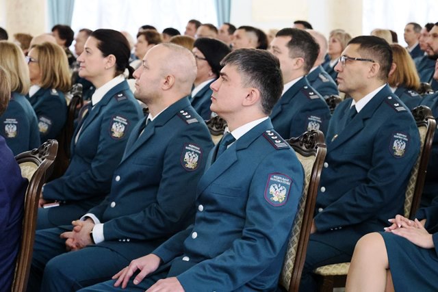 Министр внутренних дел республики Александр Воронежский поздравил работников и ветеранов Управления федеральной налоговой службы по РБ Министр внутренних дел республики Александр Воронежский поздравил работников и ветеранов Управления федеральной налоговой службы по РБ