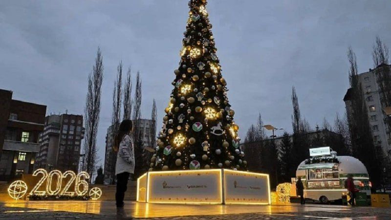 Ну какова красота. В. Уфе впервые новогоднюю елку установили на площади Мустая Карима