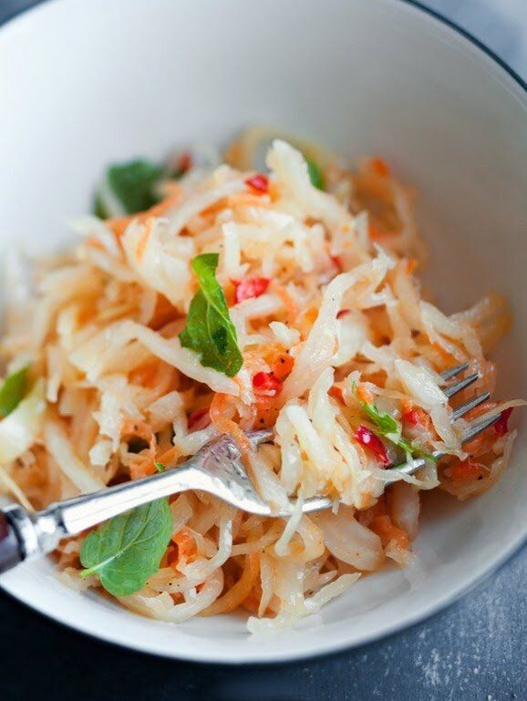 Салат из квашеной капусты: новый взгляд на зимнее угощение