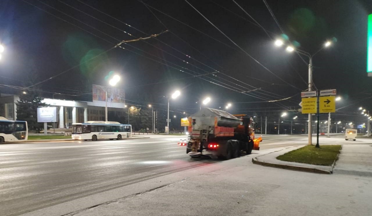 Начали сыпать реагенты. Из-за неустойчивой погоды с частыми переходами через нулевую отметку образуется наледь