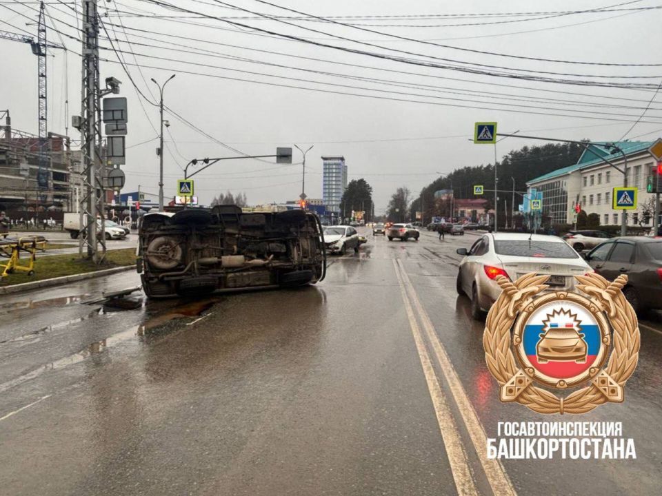 Опрокинулась «скорая». Сегодня утром в Нефтекамске на пересечении улиц Юбилейной и Ленина столкнулись «Лада Гранта» и машина скорой помощи