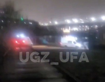 В Уфе спасатели вытащили из Белой плывущих парня и девушку