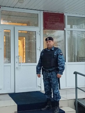 Пристав спас бабушку. В Белокатайском районе судебный пристав Данис Гумеров оказал первую помощь пожилой свидетельнице, потерявшей сознание в здании суда