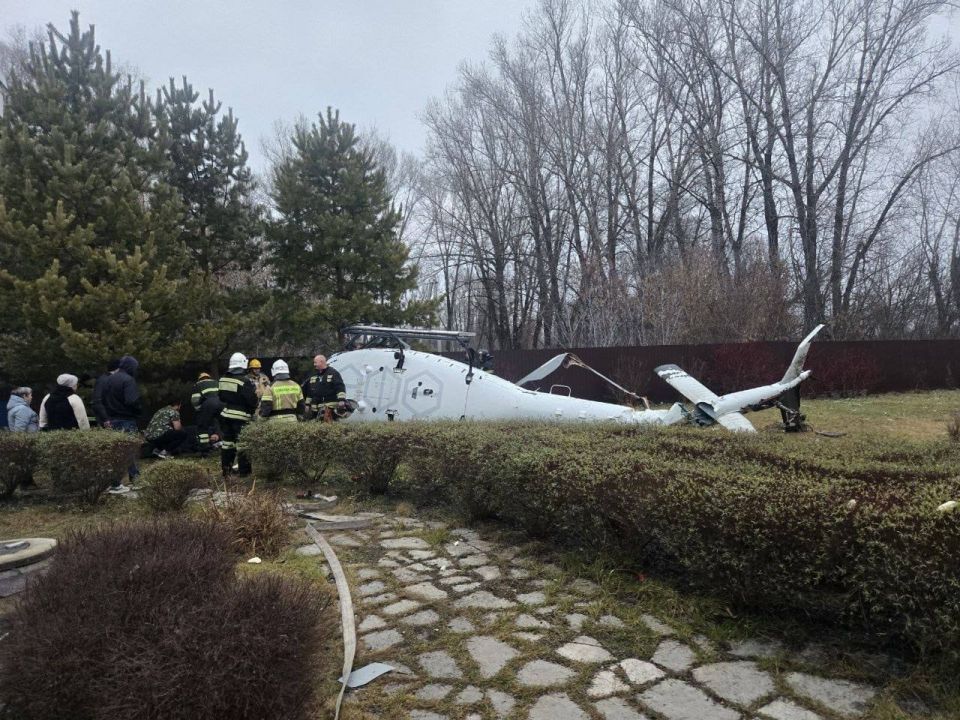 Частный вертолёт опрокинулся в Уфе