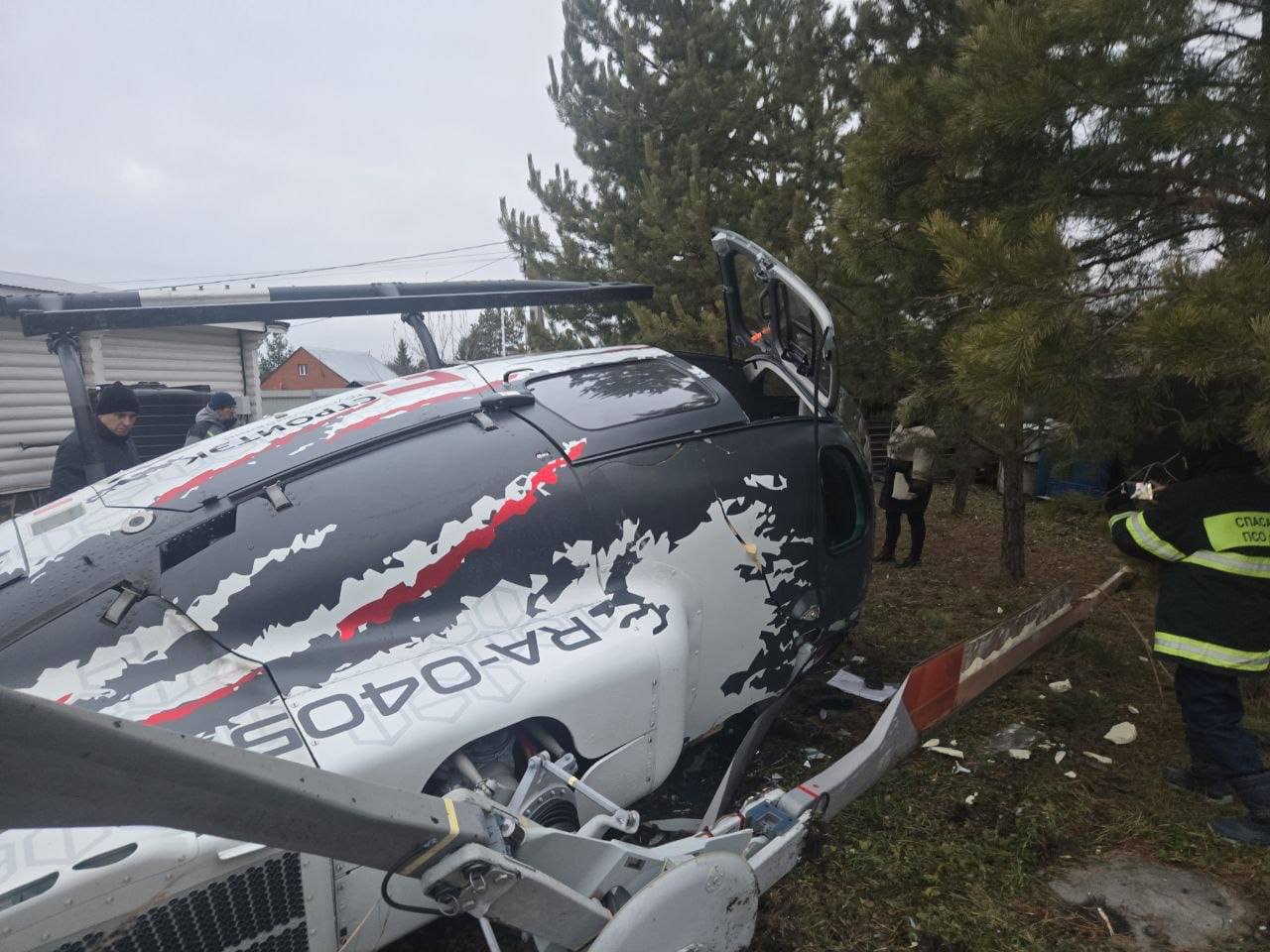 Частный вертолёт опрокинулся в Уфе Частный вертолёт опрокинулся в Уфе