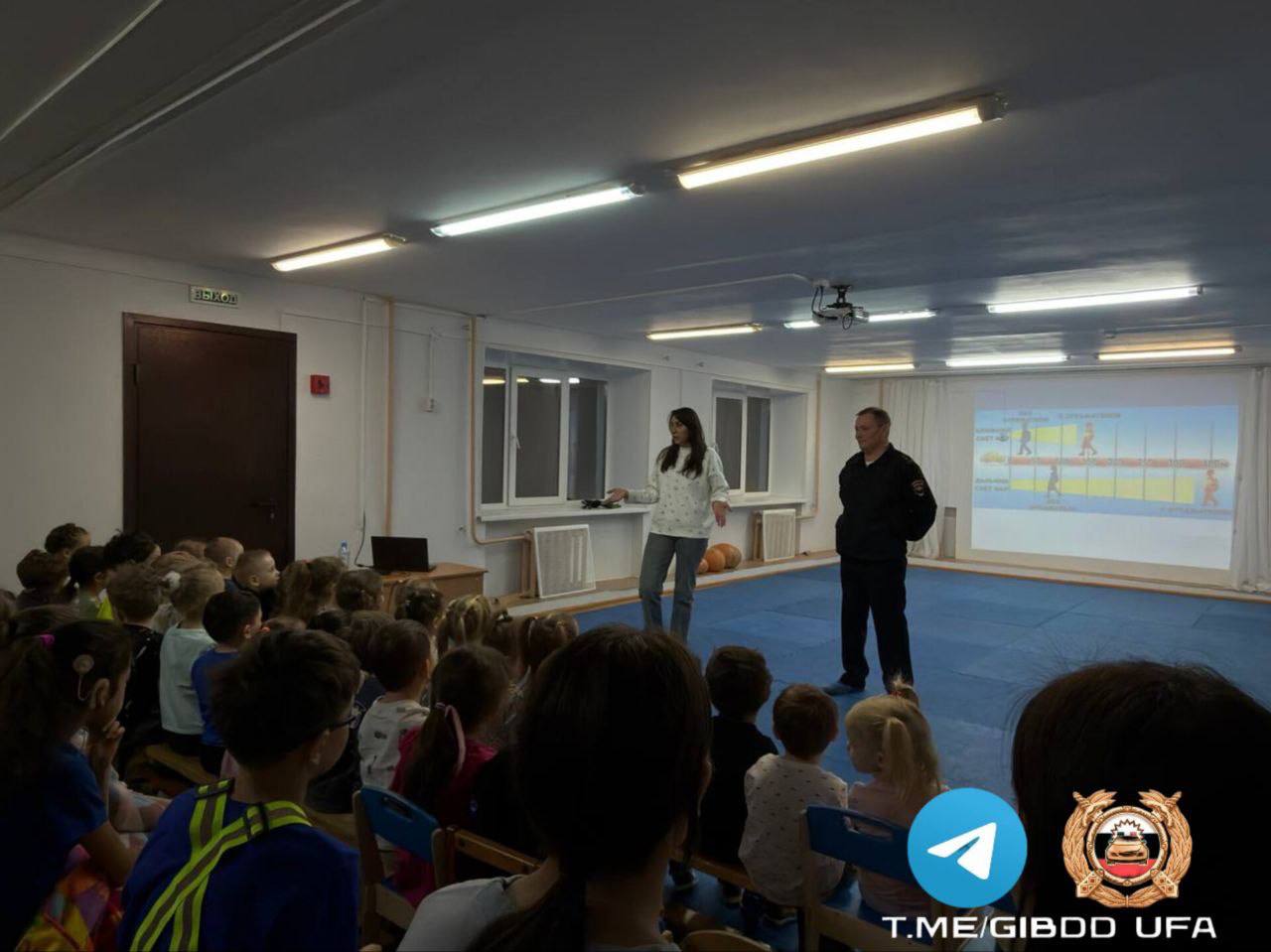 В Уфе госавтоинспекторы провели урок о правилах дорожного движения для малышей В Уфе госавтоинспекторы провели урок о правилах дорожного движения для малышей