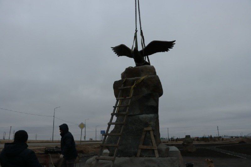 Поставили памятник орлу. В селе Акъяр Хайбуллинского района на свое историческое место вернули символ райцентра