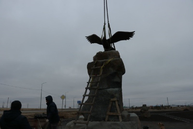 Поставили памятник орлу. В селе Акъяр Хайбуллинского района на свое историческое место вернули символ райцентра