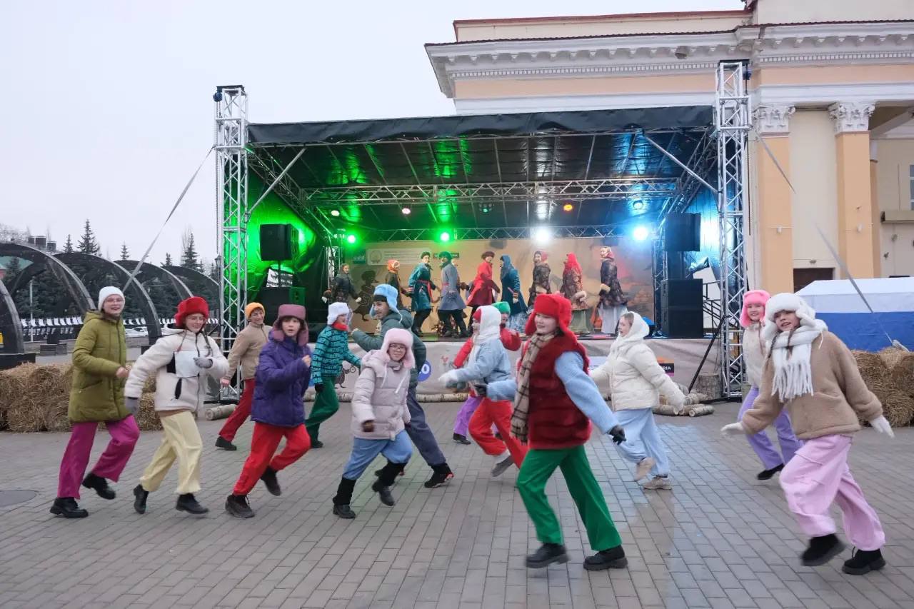 Сегодня утром в сквере им. Салавата Юлаева состоялось яркое театрализованное открытие фестиваля местного-свежего «Гусь 2.0» Сегодня утром в сквере им. Салавата Юлаева состоялось яркое театрализованное открытие фестиваля местного-свежего «Гусь 2.0»