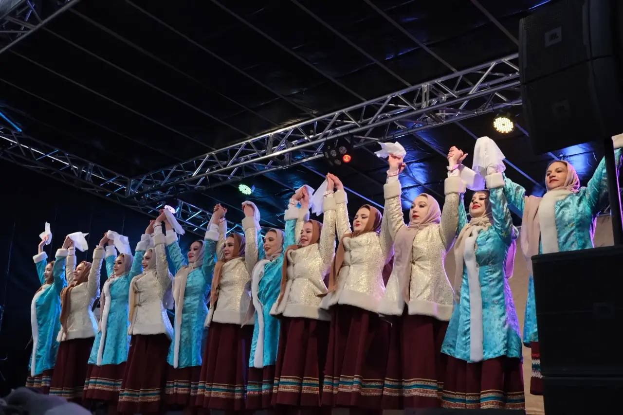 Сегодня утром в сквере им. Салавата Юлаева состоялось яркое театрализованное открытие фестиваля местного-свежего «Гусь 2.0» Сегодня утром в сквере им. Салавата Юлаева состоялось яркое театрализованное открытие фестиваля местного-свежего «Гусь 2.0»