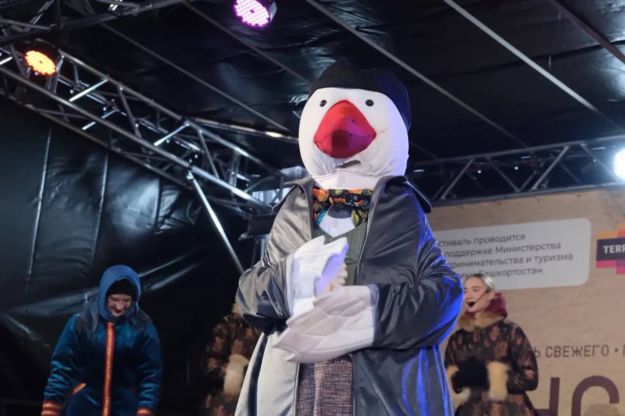 Сегодня утром в сквере им. Салавата Юлаева состоялось яркое театрализованное открытие фестиваля местного-свежего «Гусь 2.0» Сегодня утром в сквере им. Салавата Юлаева состоялось яркое театрализованное открытие фестиваля местного-свежего «Гусь 2.0»