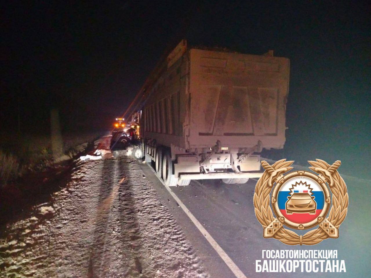 Иномарка столкнулась с грузовиком