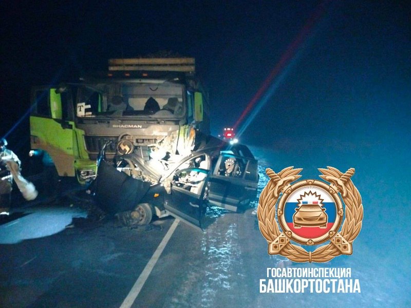 Иномарка столкнулась с грузовиком Иномарка столкнулась с грузовиком