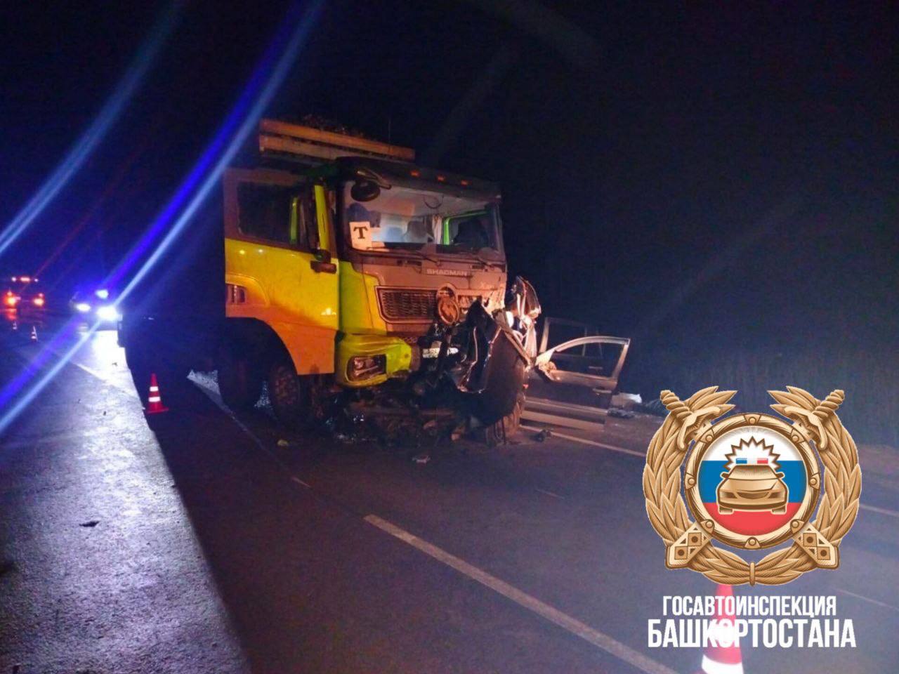 Иномарка столкнулась с грузовиком Иномарка столкнулась с грузовиком