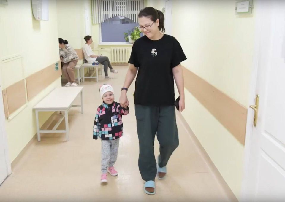 Девочка из Уфы, которую отец выкинул из окна 4 этажа, идет на поправку и готовится к выписке