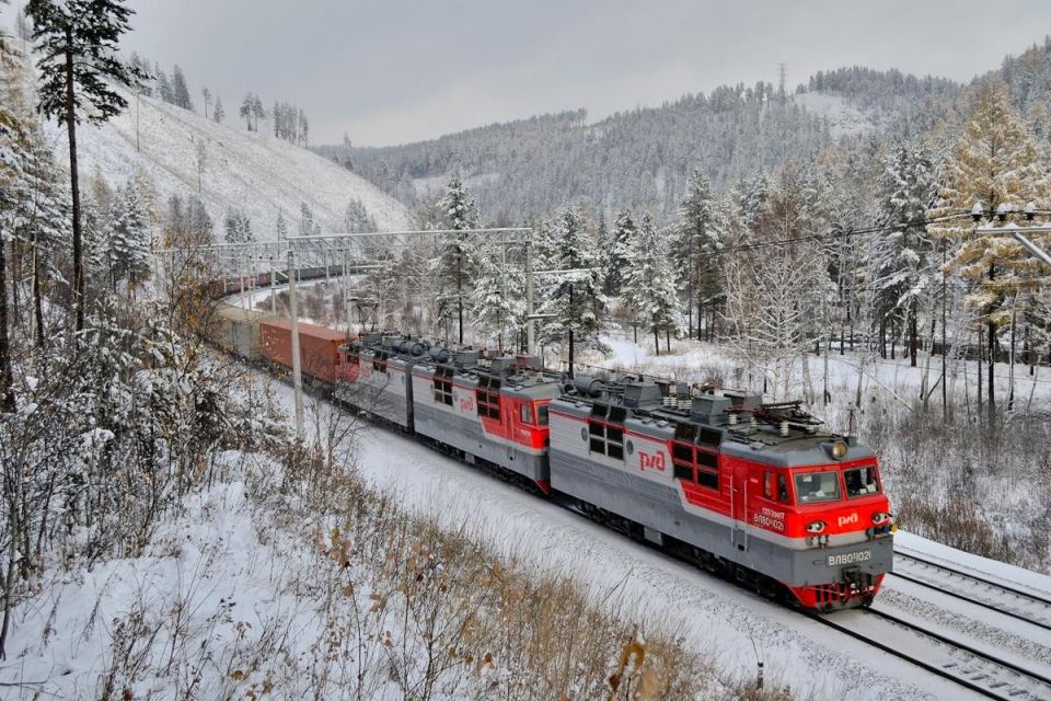 На Куйбышевской железной дороге обработаны противогололедными средствами 350 километров контактной сети