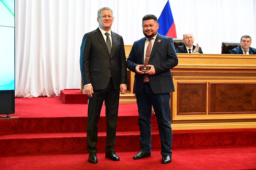 В Башкортостане впервые в стране журналистам вручили удостоверения военкоров В Башкортостане впервые в стране журналистам вручили удостоверения военкоров