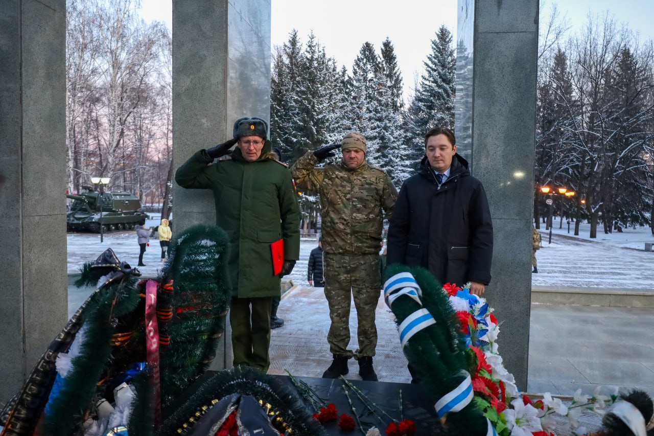 Возложили цветы в День Героев Отечества Возложили цветы в День Героев Отечества