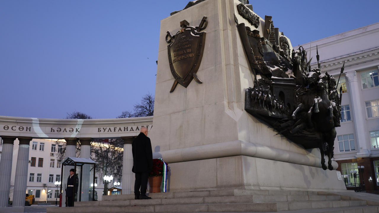В Уфе почтили память Героев Отечества торжественным возложением цветов В Уфе почтили память Героев Отечества торжественным возложением цветов