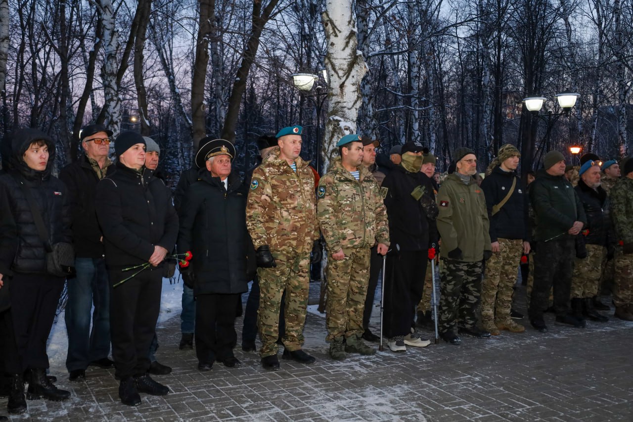 Возложили цветы в День Героев Отечества Возложили цветы в День Героев Отечества
