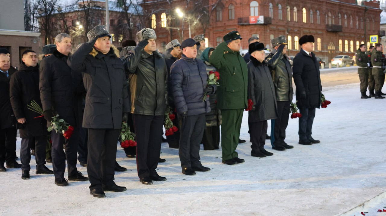 В Уфе почтили память Героев Отечества торжественным возложением цветов