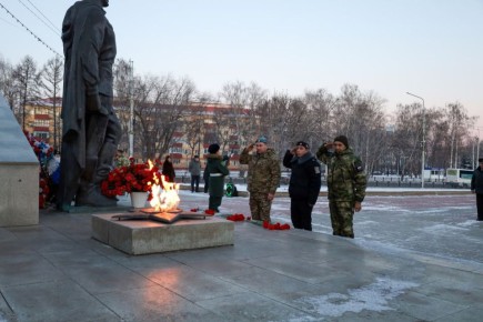Возложили цветы в День Героев Отечества