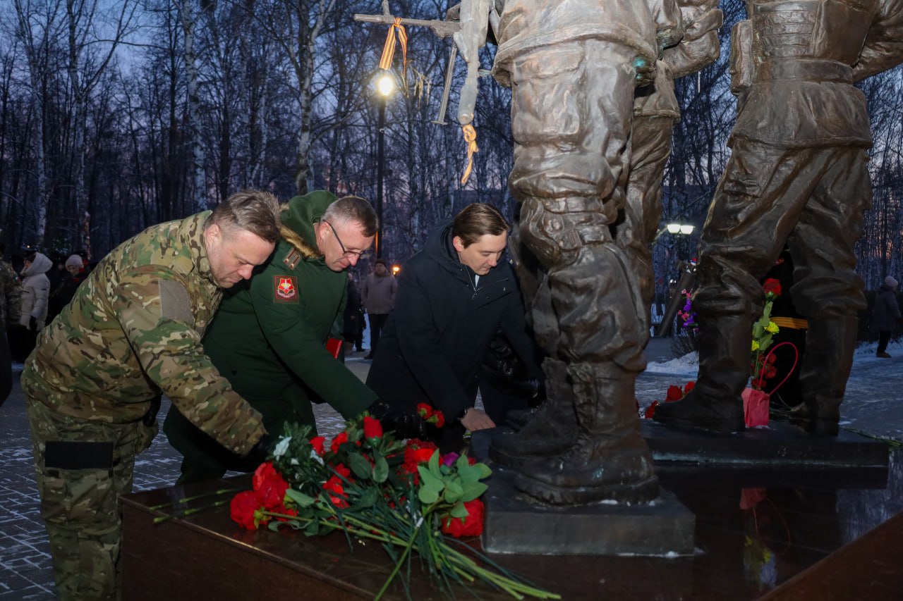 Возложили цветы в День Героев Отечества Возложили цветы в День Героев Отечества