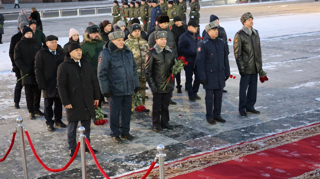 В Уфе почтили память Героев Отечества торжественным возложением цветов В Уфе почтили память Героев Отечества торжественным возложением цветов