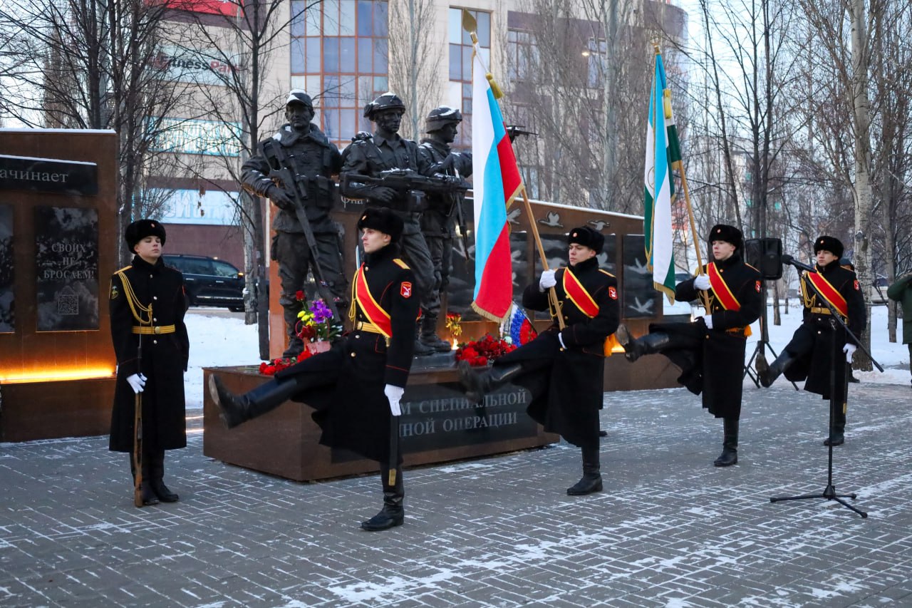 Возложили цветы в День Героев Отечества Возложили цветы в День Героев Отечества